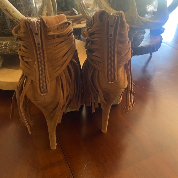 Adorable suede fringe booties size 6 - Picture 2 of 6